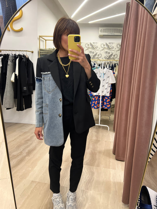 Blazer asimmetrico con applicazione jeans