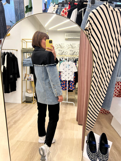 Blazer asimmetrico con applicazione jeans